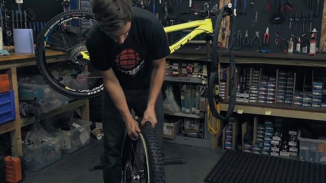 How To Change An MTB Tyre | Mountain Bike Maintenance смотреть онлайн
