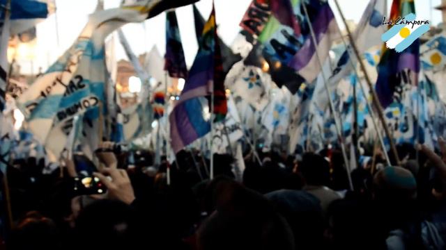 25 DE MAYO- Cantando el himno Junto a Cristina - La Cámpora смотреть онлайн