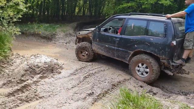 Nissan Patrol встрял на ровном месте спасает Ford Maverick смотреть онлайн