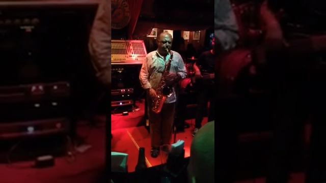 Tony Lakatos solo The Chicken смотреть онлайн