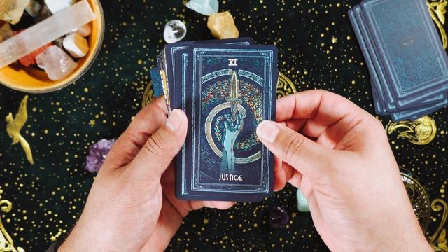 Prisma Visions Tarot Flip Through and Review смотреть онлайн