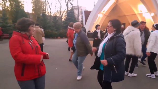 РАСТЁТ, РАСТЁТ ВОЗЛЕ ДОМА КАЛИНА! ТАНЦЫ В ПАРКЕ ГОРЬКОГО ХАРЬКОВ смотреть онлайн
