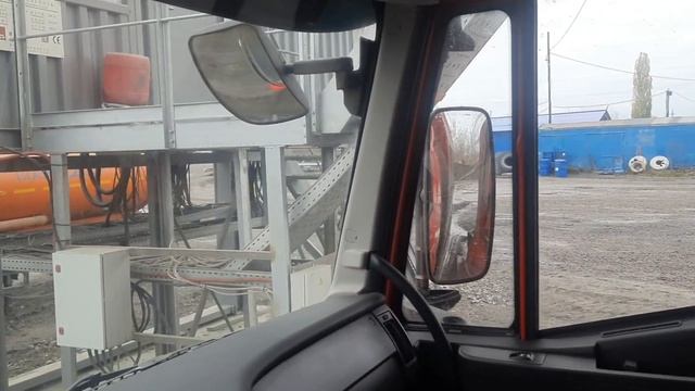 обед самасвальщиков,сливаем битум на абз. смотреть онлайн