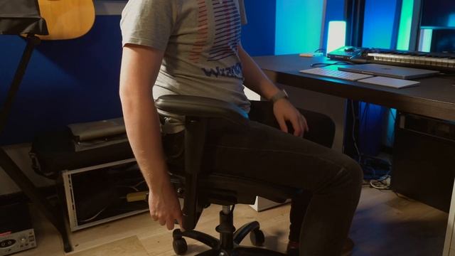 Producer or Engineer? You NEED this chair! | Ergolab Stealth Chair Review смотреть онлайн