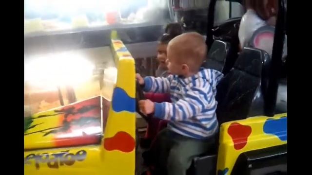 Девочка подсела, и машина поехала! смотреть онлайн