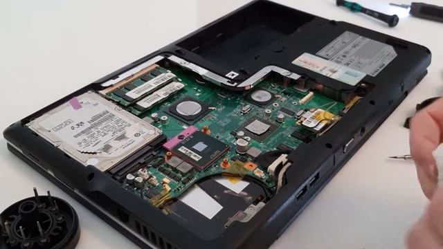 MSI MS 1682 CX600 Notebooks öffnen CPU-Kühler /Lüfter reinigen und neue Wärmeleitpaste auftragen смотреть онлайн