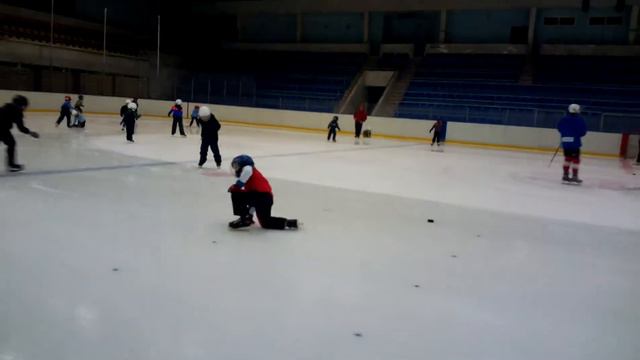 "Учимся вставать и падать" - ребенок первый раз на коньках! смотреть онлайн