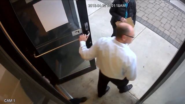 Chicago Alderman Slugged Outside of Ward Office смотреть онлайн