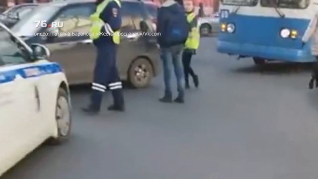 Припаркованный автомобиль перекрыл движение транспорту смотреть онлайн