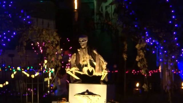 Spooktacular Halloween House- Spooky Scary Skeletons 2018 смотреть онлайн
