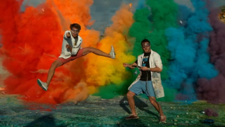 Взрыв 25 подушек безопастности с цветным порошком в Slow Mo смотреть онлайн