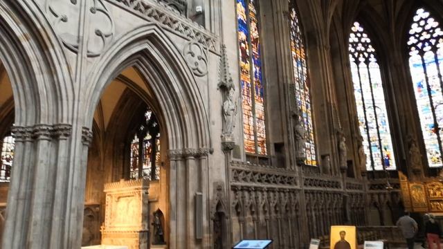 крутой кафедральный собор Lichfield Cathedral смотреть онлайн