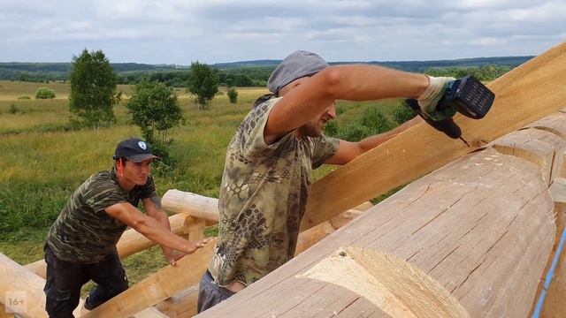 Построили русскую баню из бревна в чистом поле. Сруб ручной рубки 8 на 7,5 смотреть онлайн