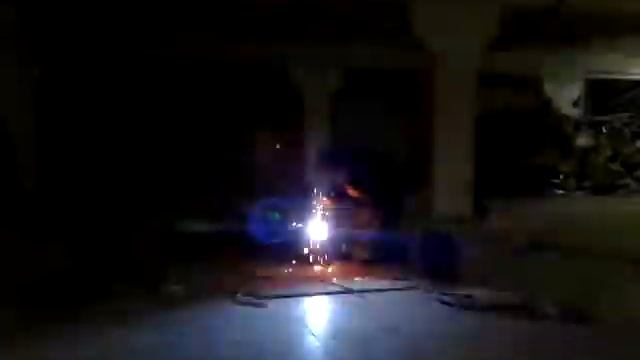 Работает сварка, береги глаза. смотреть онлайн