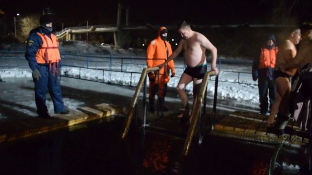 Крещение. Сити-менеджер Орла Андрей Усиков окунулся в прорубь смотреть онлайн