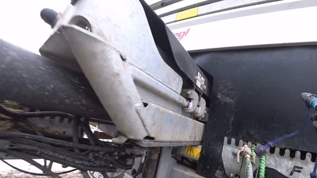 Погрузка кормов и завоз на тракторе Джон дир 8295 R смотреть онлайн