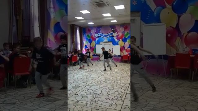 Ребята из Челнов классно танцуют Брейк смотреть онлайн