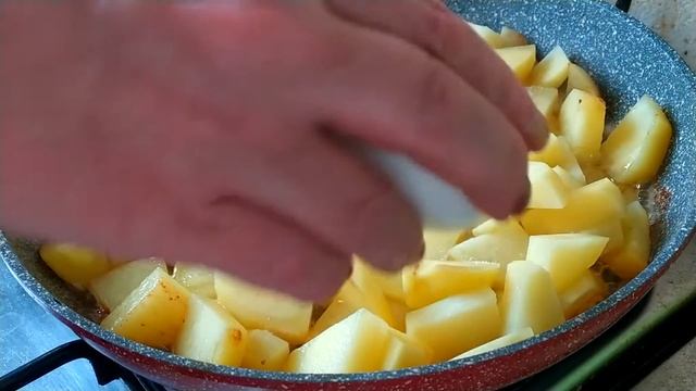 Жареная картошка с беконом и луком смотреть онлайн