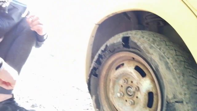 Что делать если пробил колесо в дороге?Прехали 8 км.едем на диске ЖЕСТЬ! смотреть онлайн