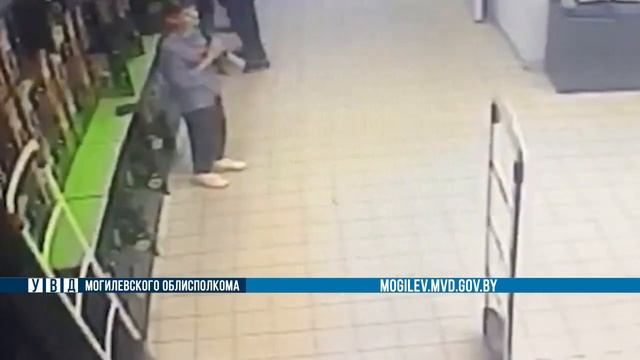 Могилевчанка унесла из магазина чужой кошелек с деньгами — за ней наблюдали камеры смотреть онлайн