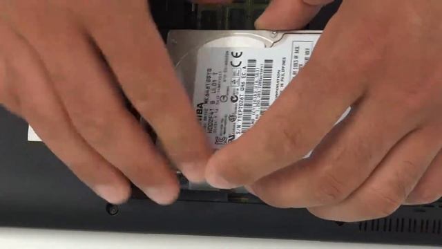 Toshiba Tecra R940 Series: Sabit Diskin Değiştirilmesi смотреть онлайн