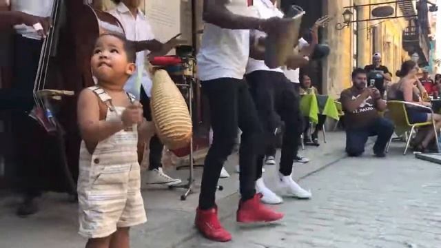 Очень маленький уличный музыкант, Куба. A very small street musician, Cuba смотреть онлайн