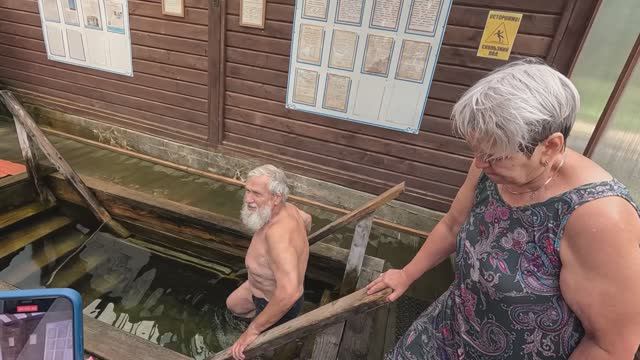 Инструктаж от Отца - как правильно окунаться в прорубь? Блог-тур на Селигер - день второй. смотреть онлайн