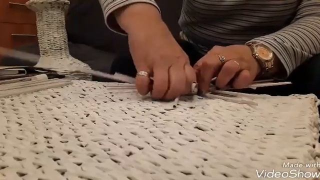 Плетение из трубочек газет/Рукоделие/ Букет из конфет/ смотреть онлайн