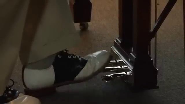 What Does the Middle Pedal Do? (MIRACLE IN A BOX Sostenuto Demo) смотреть онлайн