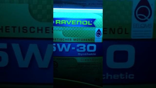 Оригинальное масло Ravenol под ультрафиолетом смотреть онлайн