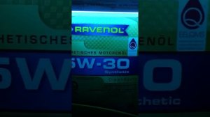 Оригинальное масло Ravenol под ультрафиолетом