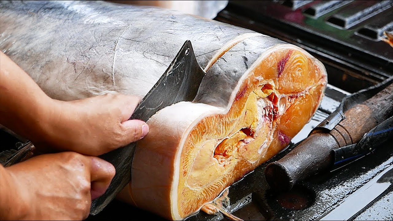 Тайская еда - гигантский сом резка Бангкок Таиланд