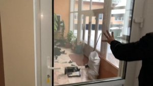 Убираем щель сверху двери. Регулировка двери пластиковой