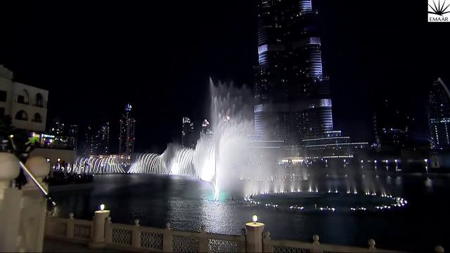 The Dubai Fountain, Downtown Dubai performs Lana Allah смотреть онлайн