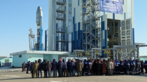 Космическим туристам впервые показали установку ракеты на космодроме «Восточный»