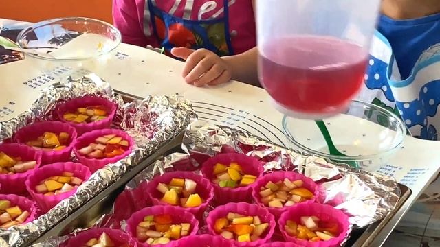 Что на десерт? ДЕТИ приготовили ЖЕЛЕ со вкусом лесных ягод! Попробуем эту французскую вкуснятину! смотреть онлайн