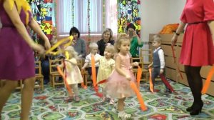 "Танец с лентами" (младшая группа). Детский центр "РУЧЕЁК".