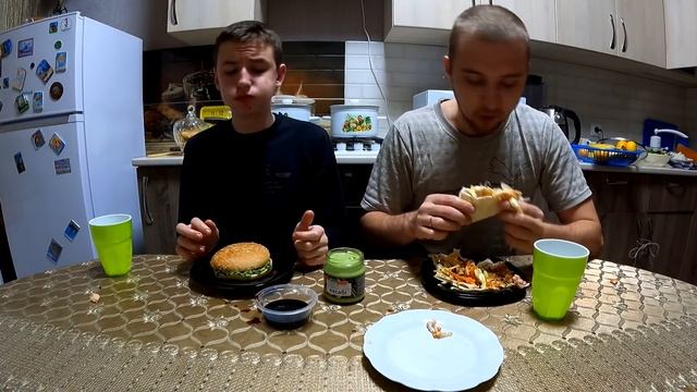 КТО БЫСТРЕЕ И БОЛЬШЕ СЪЕСТ МНОГО ЕДЫ? ПОЕДАНИЕ ШАУРМЫ СУШИ БУРГЕРОВ С КРАСНОЙ И ЧЕРНОЙ ИКРОЙ смотреть онлайн