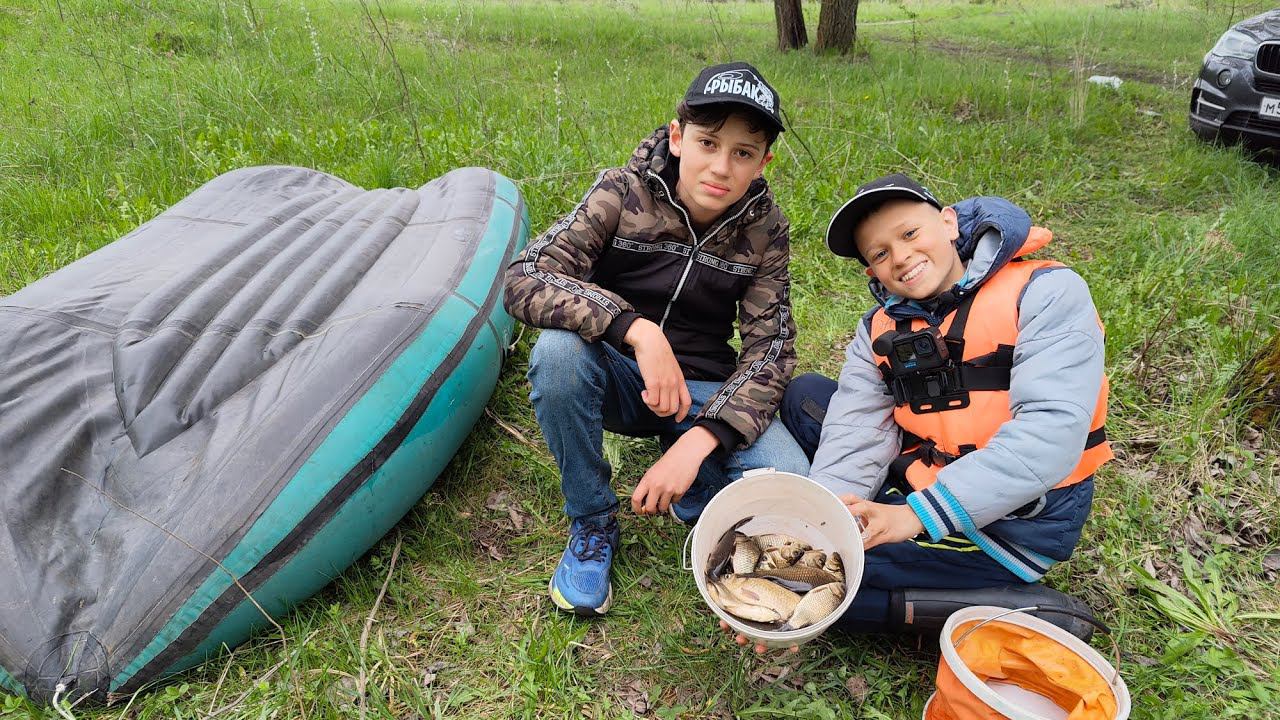 Рыбалка на старенькой лодке с другом. смотреть онлайн
