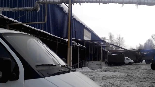 Уборка снега с крыши с помощью неведомой фигни. Деловые линии Саратов. смотреть онлайн