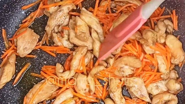 Фунчоза с грибами, курицей и овощами. смотреть онлайн