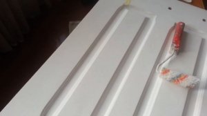 Дубовая лакированная  дверь.Перекрашиваем в белый цвет.Имитация  дерева.