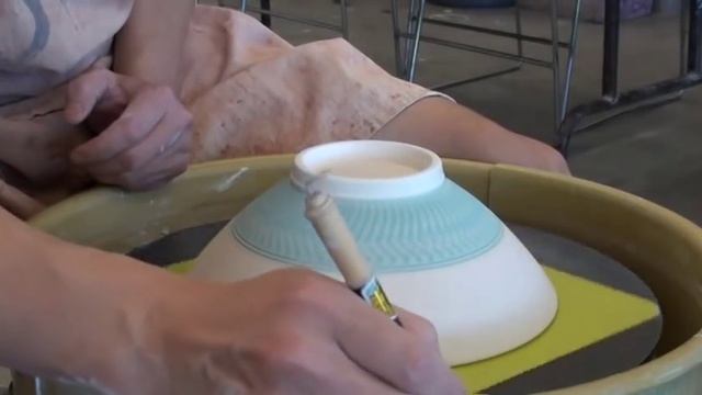 156. Glazing a 3lb Chattering Texture Bowl with Hsin-Chuen Lin смотреть онлайн
