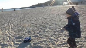 Макс играет с машинкой на море