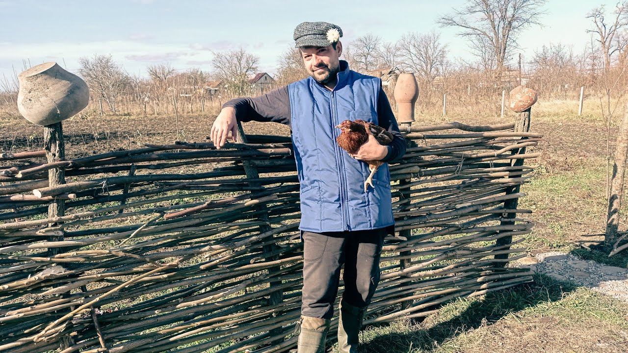 VILLAGE GUY | Makes A Fence Do It Yourself #villageguy #makesafence #doityourself