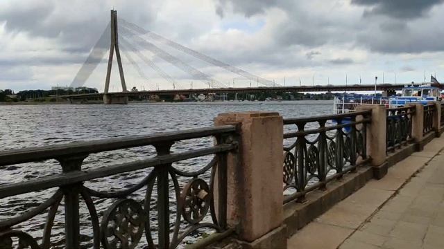 Прогулочные кораблики на Даугаве в Риге . Прогулка по набережной 10 июля 2022 . Вид с окна машины смотреть онлайн
