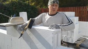 Особенность кладки газобетона на клей пену для газобетона. Притирка газоблока и терка для газобетон