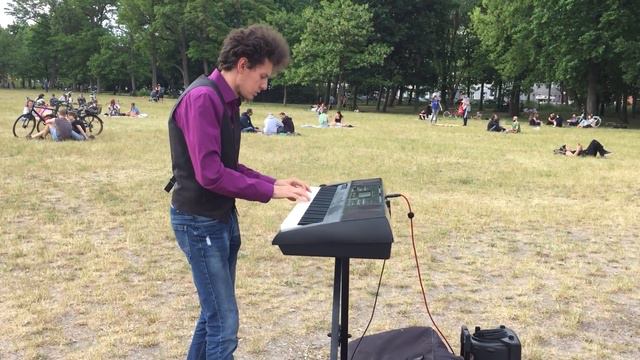 Thomas Krüger – Crazy Piano Medley In Park In Berlin смотреть онлайн