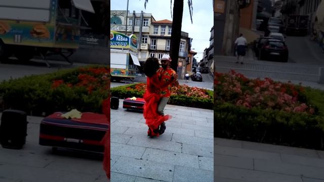 Вуличний #танец с куклой!! #HMPTUA смотреть онлайн