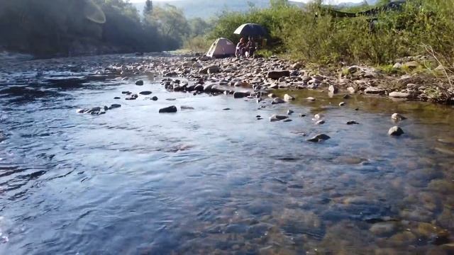 ОТДЫХ НА ДИКОЙ РЕКЕ В ГОРАХ ЧАСТЬ-2 Попытка поймать форель, колбаски гриль, купаемся в холодной вод смотреть онлайн